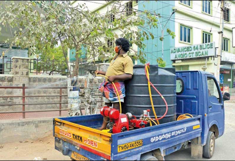 பெண் ஊழியர் உள்பட 3 பேருக்கு கொரோனா: தூத்துக்குடி தனியார் ஆஸ்பத்திரியில் நோயாளிகள் வெளியேற்றம் - நுழைவு வாயிலை மூடி தீவிர கண்காணிப்பு