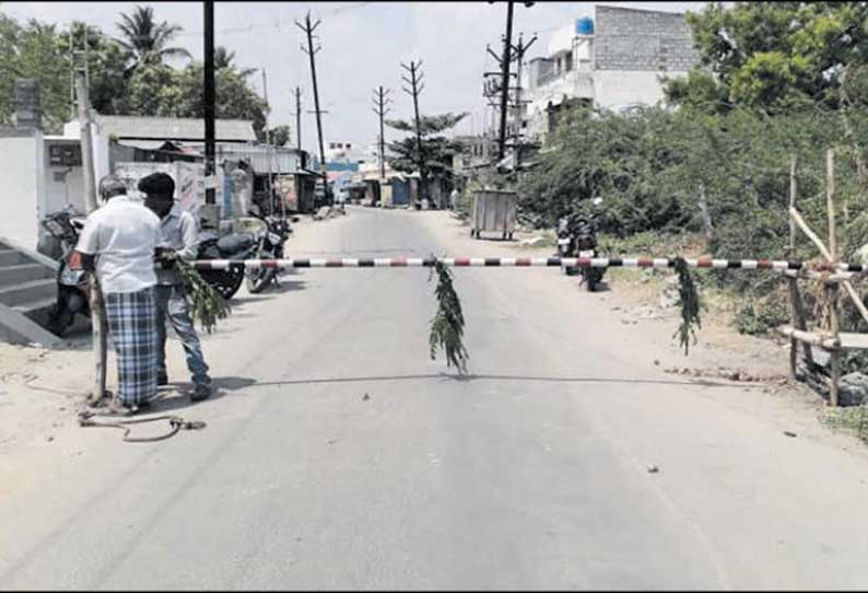 வெளியாட்கள் ஊருக்குள் வராதபடி ஆத்துப்பாளையம் எல்லையை மூடிய பொதுமக்கள்