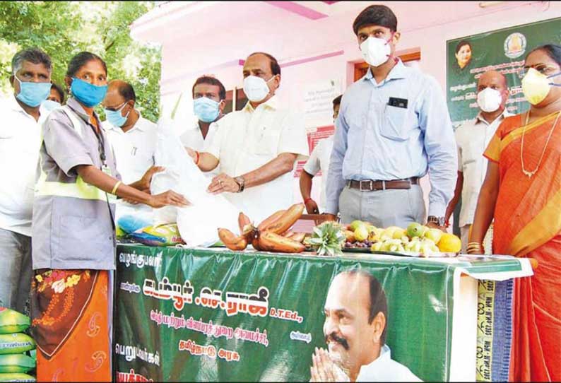 கோவில்பட்டி, கயத்தாறு பகுதிகளில் துப்புரவு பணியாளர்களுக்கு நிவாரண பொருட்கள் - அமைச்சர் கடம்பூர் ராஜூ வழங்கினார்