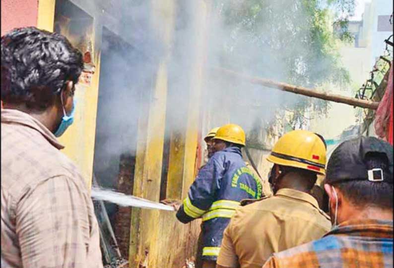 பூட்டி இருந்த பேன்சி கடையில் தீ விபத்து; பொருட்கள் எரிந்து நாசம்