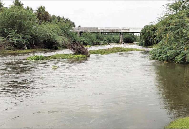 ஊரடங்கு உத்தரவால் தொழிற்சாலைகள் செயல்படவில்லை: நொய்யல் ஆற்றில் சாயக்கழிவு இல்லாமல் செல்லும் தண்ணீர் - விவசாயிகள் மகிழ்ச்சி