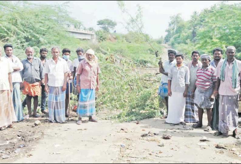 முத்தூர் அருகே முட்களை வெட்டி சாலையை அடைத்த கிராம மக்கள்