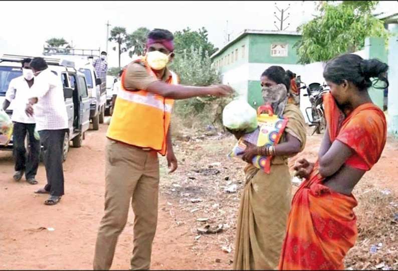 பணகுடியில் பொதுமக்களுக்கு அரிசி, மளிகை பொருட்கள் வீடு வீடாக சென்று போலீஸ் இன்ஸ்பெக்டர் வழங்கினார்