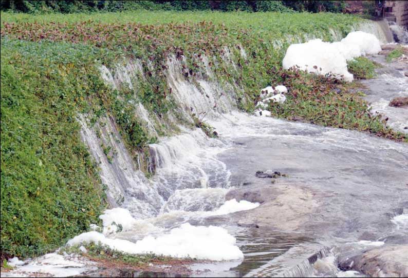 ஈரோட்டில் கொட்டித்தீர்த்த மழை; அணைக்கட்டு நிரம்பி தண்ணீர் வெளியேறியது