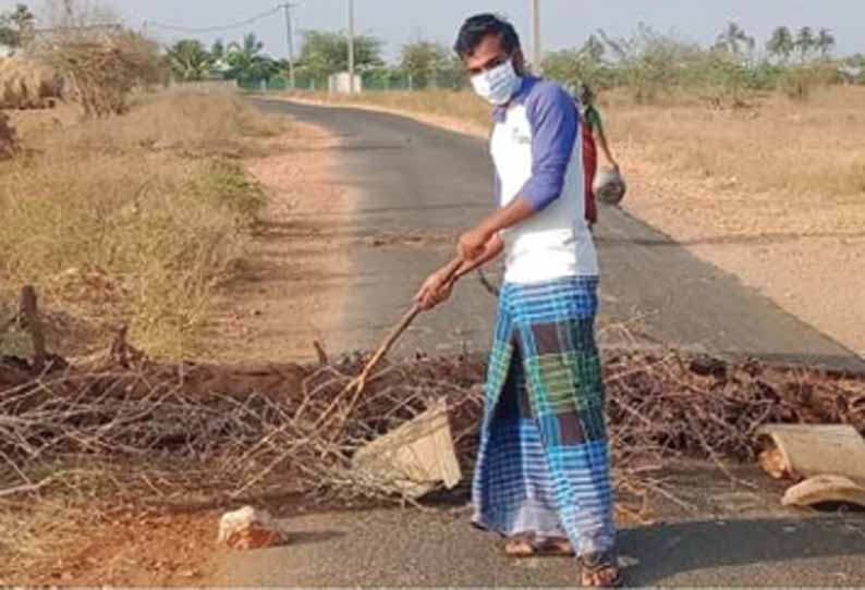 கொரோனா பரவுவதை தடுக்க ஊரின் எல்லையில் தடுப்புகள் அமைத்து தனிமைப்படுத்திக்கொண்ட மக்கள்