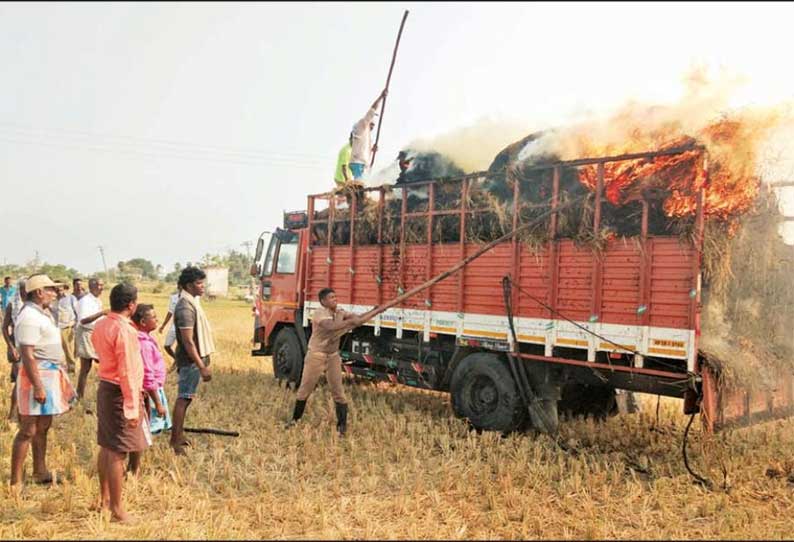 மின்கம்பியில் உரசியதால் வைக்கோல் ஏற்றி வந்த லாரி தீப்பிடித்தது