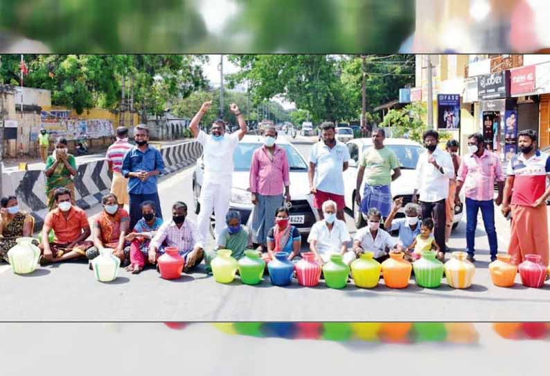 கோவை ராமநாதபுரத்தில் குடிநீர் கேட்டு பொதுமக்கள் காலிக்குடங்களுடன் சாலைமறியல்