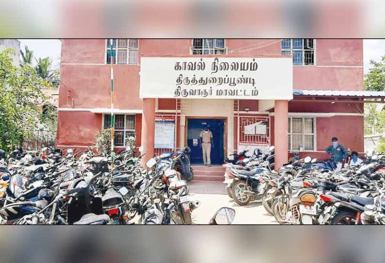 ஊரடங்கை மீறுபவர்களிடம் பறிமுதல் செய்யப்படும் மோட்டார் சைக்கிள்களை நிறுத்த இடவசதியின்றி போலீசார் திணறல்