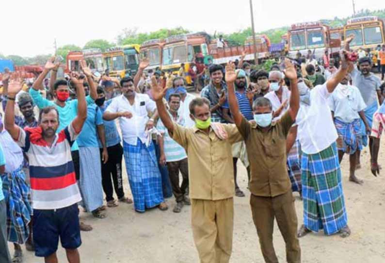 திருச்சி குட்ஷெட்டில், சுமை தூக்கும் தொழிலாளர்கள் திடீர் போராட்டம் - பணிக்கு வரும் போது இருசக்கர வாகனங்களை போலீசார் பறிமுதல் செய்வதாக குற்றச்சாட்டு