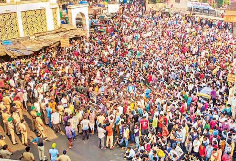 ஊரடங்கு நீட்டிப்பால் அதிருப்தி; மும்பை வீதியில் திரண்ட வெளிமாநில தொழிலாளர்கள்