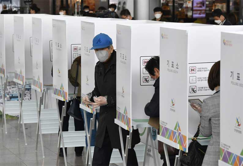 கொரோனா பீதிக்கு மத்தியில் தென்கொரியாவில் நாடாளுமன்ற தேர்தல்; விறுவிறு வாக்குப்பதிவு 202004160540427637_Parliamentary-elections-in-South-Korea-amid-Corona-panic_SECVPF