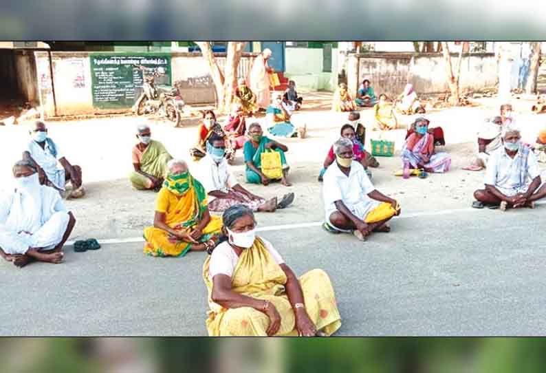 ராயனூர் கிராம நிர்வாக அலுவலகத்தில் உதவித்தொகை கேட்டு காத்திருந்த முதியவர்கள்