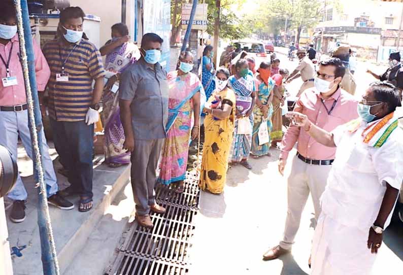 நகரப் பகுதியில் நாராயணசாமி ஆய்வு - முகக்கவசம் அணிய பொதுமக்களிடம் அறிவுறுத்தினார்