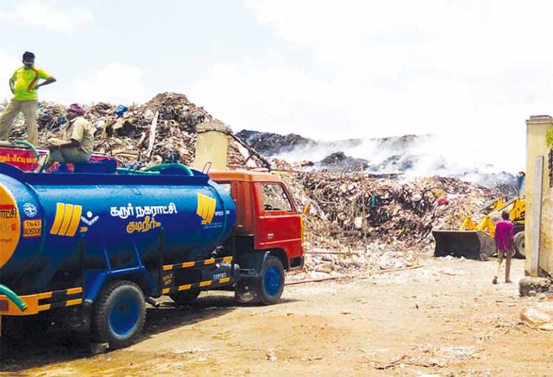 நகராட்சி குப்பை கிடங்கில் 2-வது நாளாக எரிந்த தீ - தீயணைப்பு படைவீரர்கள் போராடி அணைத்தனர்