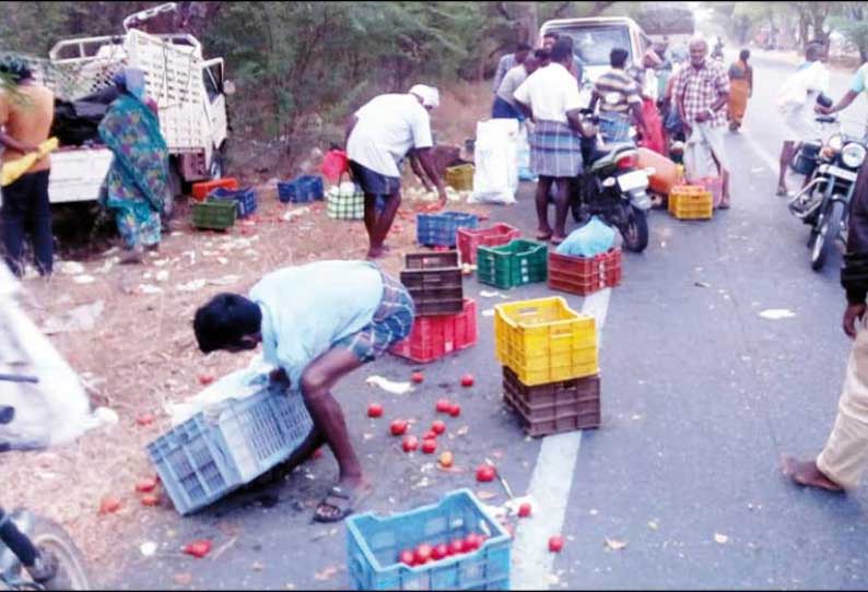 பண்ணாரி அருகே தக்காளி பாரம் ஏற்றிவந்த சரக்கு ஆட்டோ மரத்தில் மோதியது