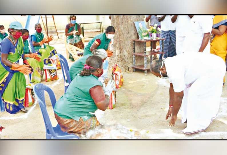 தூய்மை பணியாளர்களின் காலில் விழுந்து வணங்கிய அமைச்சர்