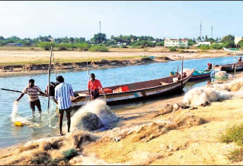 படகு மூலம் சுண்ணாம்புகுளம் படகுத்துறைக்கு வந்த ஆந்திர மாநில மக்கள் தடுத்து நிறுத்தம்