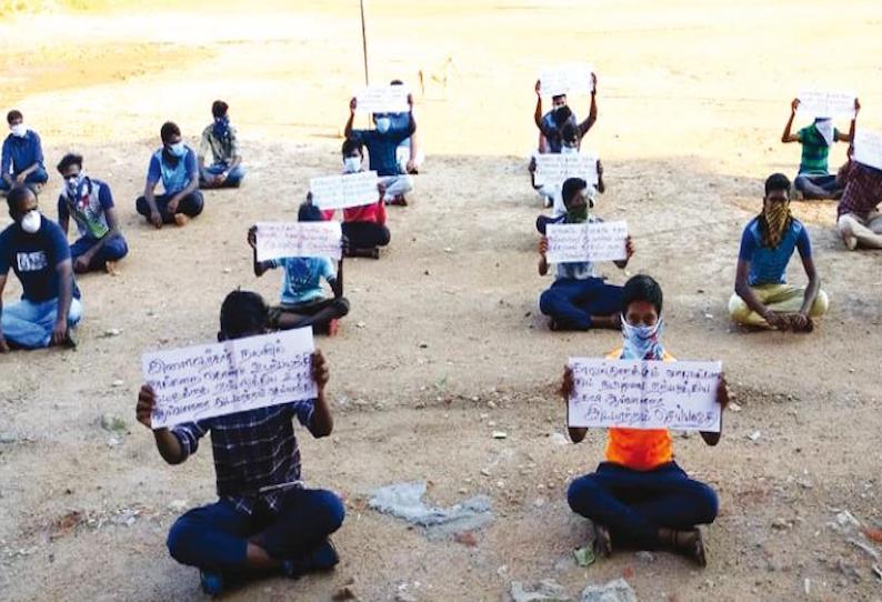 திருமயம் போலீஸ் சப்-இன்ஸ்பெக்டர் பணியிட மாற்றத்திற்கு எதிர்ப்பு ஆர்ப்பாட்டம் செய்த 30 பேர் மீது வழக்குப்பதிவு