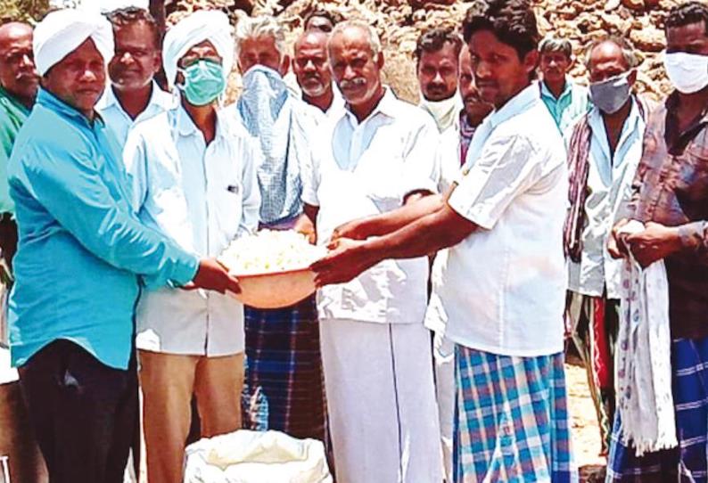 கீரமங்கலம் பகுதியில் பூக்களை கொண்டு செல்லும்போது அபராதம் விதிக்கும் போலீசார் செடிகளிலேயே மலர்ந்து நாசமாவதால் விவசாயிகள் வேதனை