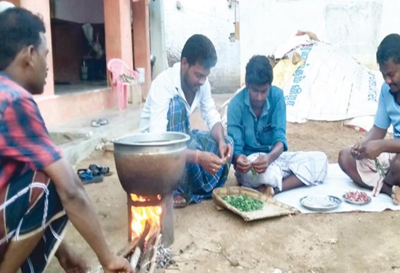 நோய் எதிர்ப்பு சக்தியை பெருக்கும் மூலிகை சூப் வீடு, வீடாக சென்று வழங்கிய இளைஞர்கள்