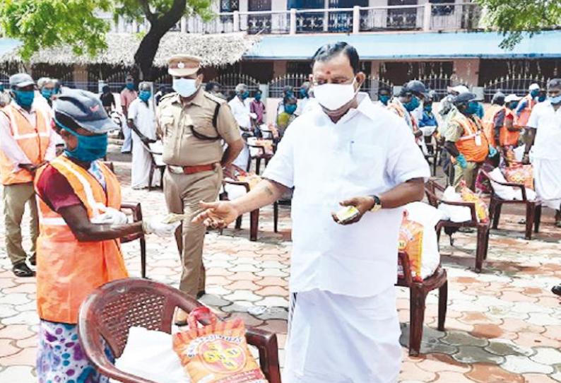 தொழிலாளர்களுக்கு அரிசி - மளிகை பொருட்கள் அமைச்சர் ஓ.எஸ்.மணியன் வழங்கினார்