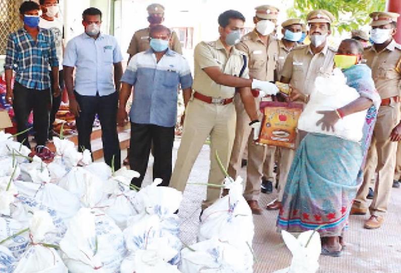 100 பேருக்கு நிவாரண பொருட்கள் போலீசார் சார்பில் வழங்கப்பட்டது