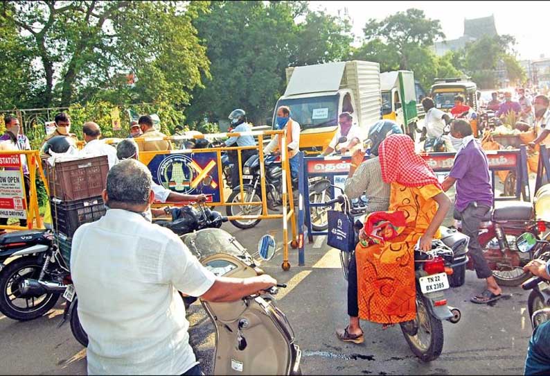 கொரோனா தடுப்பு நடவடிக்கை தீவிரம்: தென்காசி நகருக்கு ‘சீல்’ வைப்பு - வெளி ஆட்கள் உள்ளே நுழைய தடை