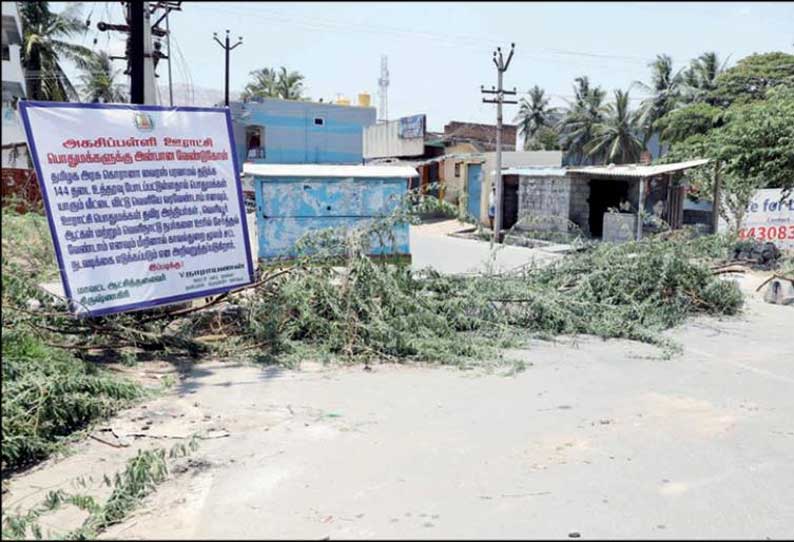 வெளி நபர்கள் ஊருக்குள் வருவதை தடுக்க சாலையில் முள்வேலி அமைப்பு: வாகன ஓட்டிகள் கடும் அவதி