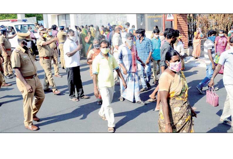 தனியார் அமைப்பு வழங்கிய நிவாரண பொருட்களை கேட்டு கலெக்டர் அலுவலகத்தை பொதுமக்கள் முற்றுகை