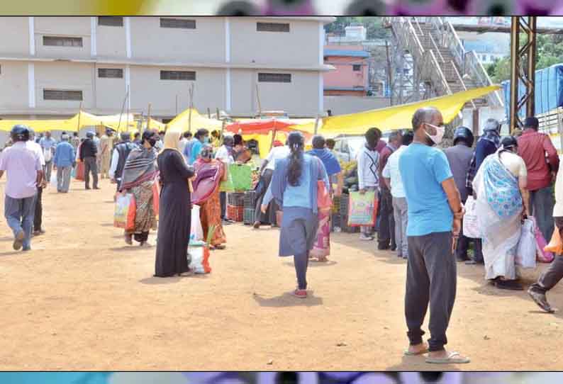 திறந்தவெளி சந்தைகளில் சமூக இடைவெளியை கடைபிடிக்காத பொதுமக்கள்