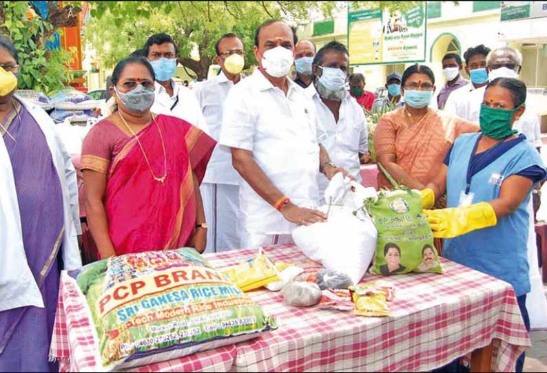 கோவில்பட்டியில் தூய்மை பணியாளர்களுக்கு நிவாரண பொருட்கள் - அமைச்சர் கடம்பூர் ராஜூ வழங்கினார்