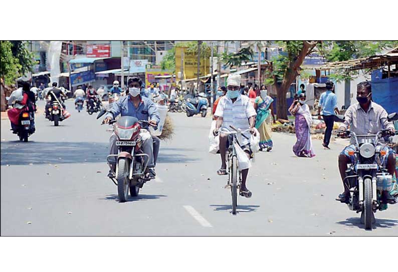 கிருஷ்ணகிரி: சாலைகளில் இயல்பாக நடமாடும் பொதுமக்கள்; சமூக இடைவெளியை கடைபிடிக்காததால் அதிர்ச்சி