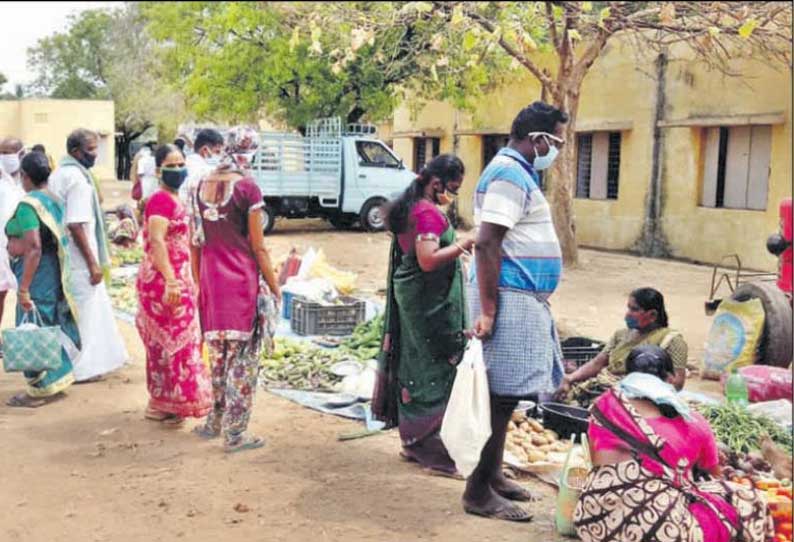 சமூக இடைவெளியை பின்பற்ற மூலனூர் அரசு பள்ளி வளாகத்தில் வாரச்சந்தை