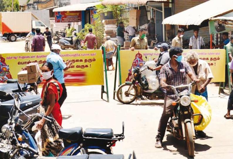 கொரோனா பரவுவதை தடுக்கும் வகையில் தஞ்சையில் தெருக்கள், சாலைகளில் ஆங்காங்கே தடுப்புகள் வாகன ஓட்டிகள் சுற்றி சுற்றி வந்த அவலம்