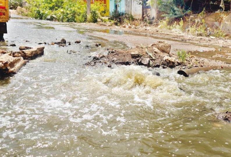 தஞ்சையில் பாதாள சாக்கடை குழாயில் உடைப்பு; சாலையில் ஆறாக ஓடும் கழிவுநீர்