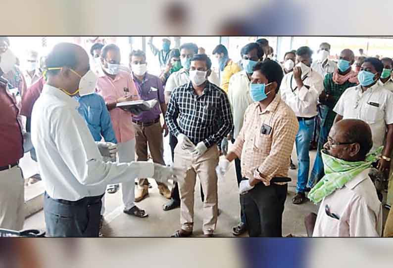 சமூக இடைவெளியை விவசாயிகள் கடைபிடிக்காததால் விருத்தாசலம் ஒழுங்குமுறை விற்பனைக்கூடம் மூடல் - கலெக்டர் நடவடிக்கை