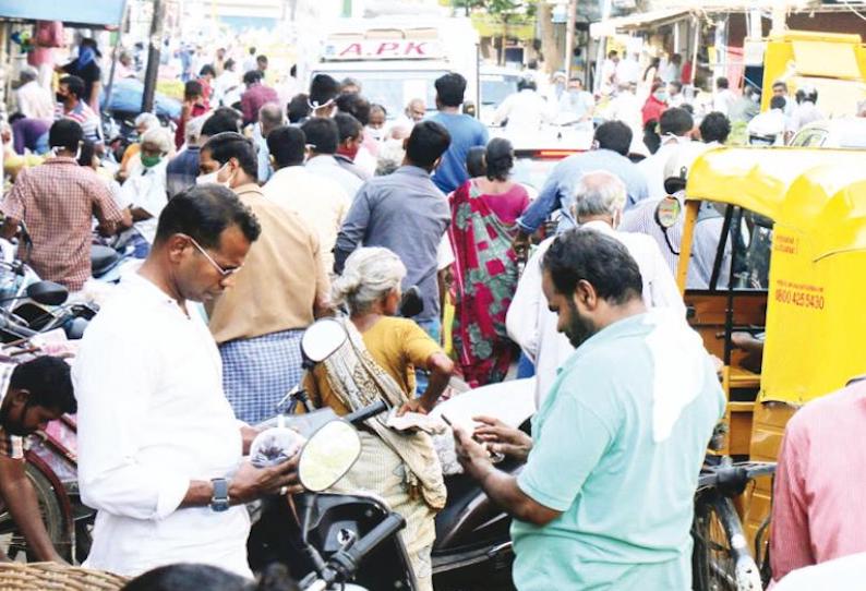 திருச்சி காந்தி மார்க்கெட் பகுதியில் ஊரடங்கை மீறி தினமும் திருவிழாதான்... பொதுமக்களை கட்டுப்படுத்த முடியாமல் போலீசார் திணறல்