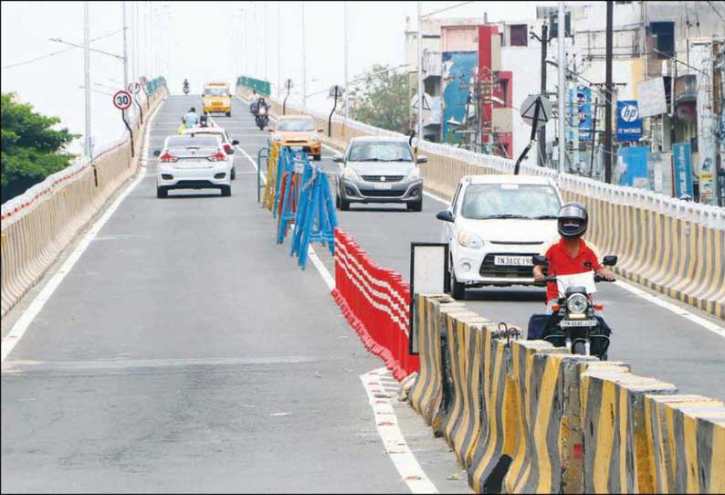 கோவையில் ஆம்புலன்ஸ், அத்தியாவசிய வாகன போக்குவரத்துக்காக மேம்பாலங்கள் திறப்பு - போலீசார் நடவடிக்கை