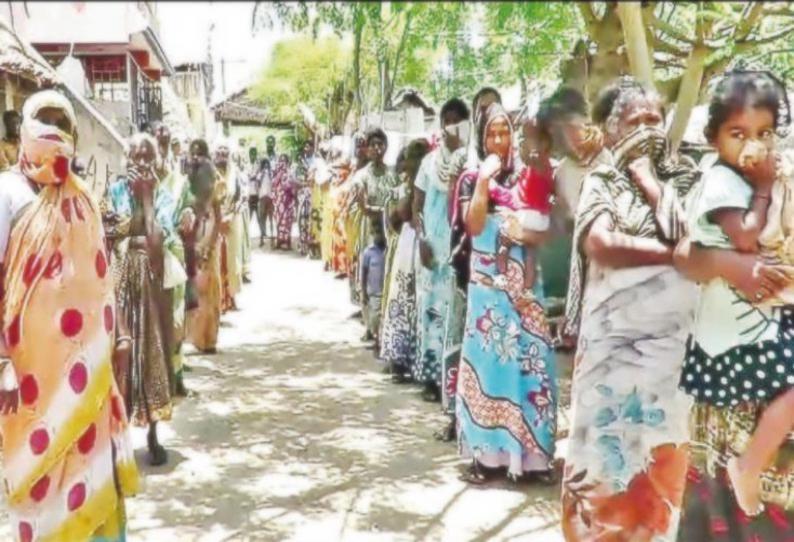 ஊரடங்கால், வருமானம் இழந்த பெண்கள் நிவாரணம் கேட்டு நீண்ட வரிசையில் நின்று நூதன போராட்டம்