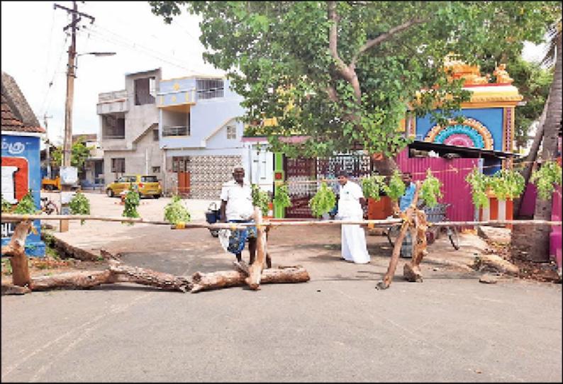 சுரண்டையில் கொரோனாவை தடுக்க தெருக்களை அடைத்த பொதுமக்கள்