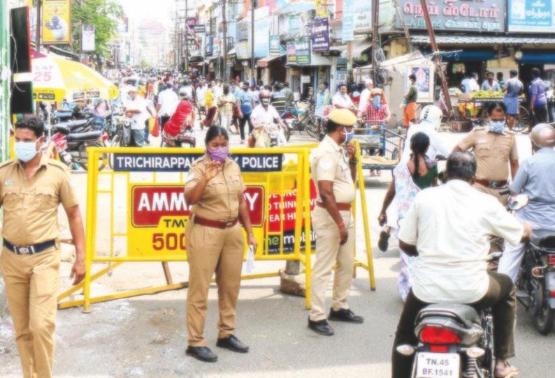 திருச்சி பெரிய கடைவீதிக்கு செல்லும் பொதுமக்களுக்கு கடும் கட்டுப்பாடுகள் முகவரிக்கான அடையாள அட்டையை சரிபார்த்த பின் போலீசார் அனுமதி