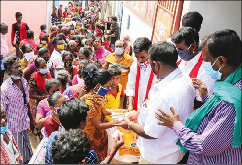 திருச்சியில் நிவாரண பொருட்கள் பெற அலைமோதிய குடிசைவாழ்மக்கள்