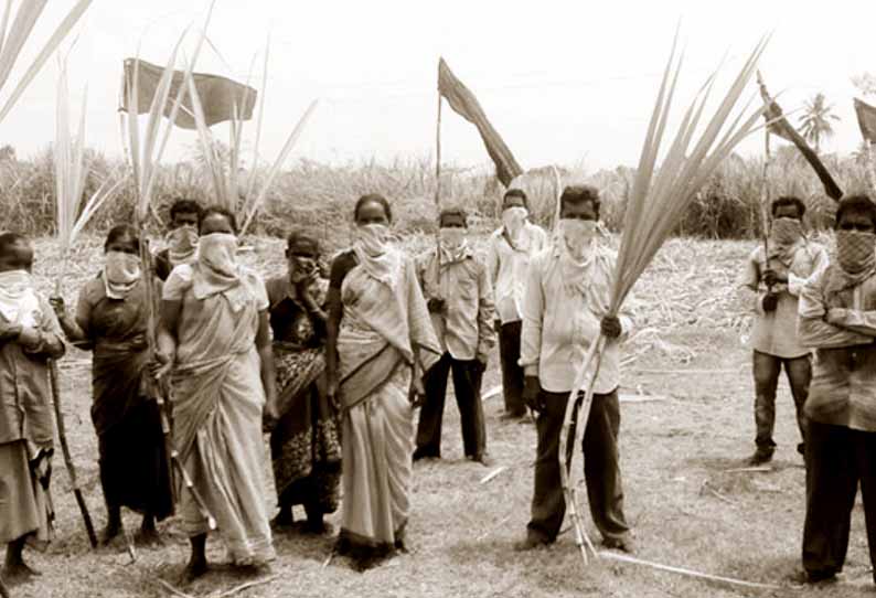 நிவாரணம் வழங்கக்கோரி கருப்பு கொடி ஏந்தி விவசாயிகள் போராட்டம்