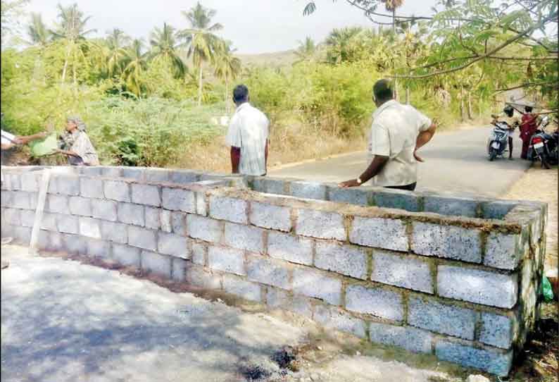 தமிழக-ஆந்திர எல்லையின் குறுக்கே தடுப்புச்சுவர் இருமாநில போக்குவரத்து அடியோடு துண்டிப்பு