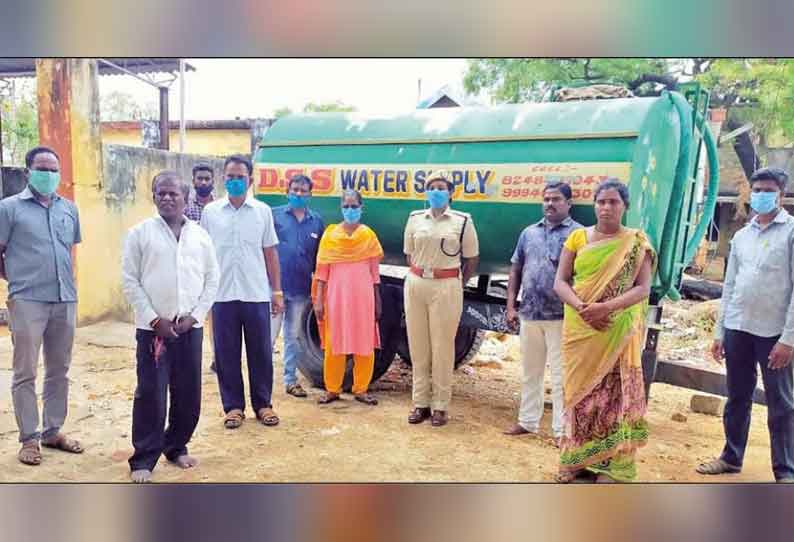 திருத்தணி அருகே, குடிநீர் டேங்கரில் 3 ஆயிரம் லிட்டர் சாராய ஊறல் பதுக்கி விற்பனை - பெண் உள்பட 2 பேர் கைது