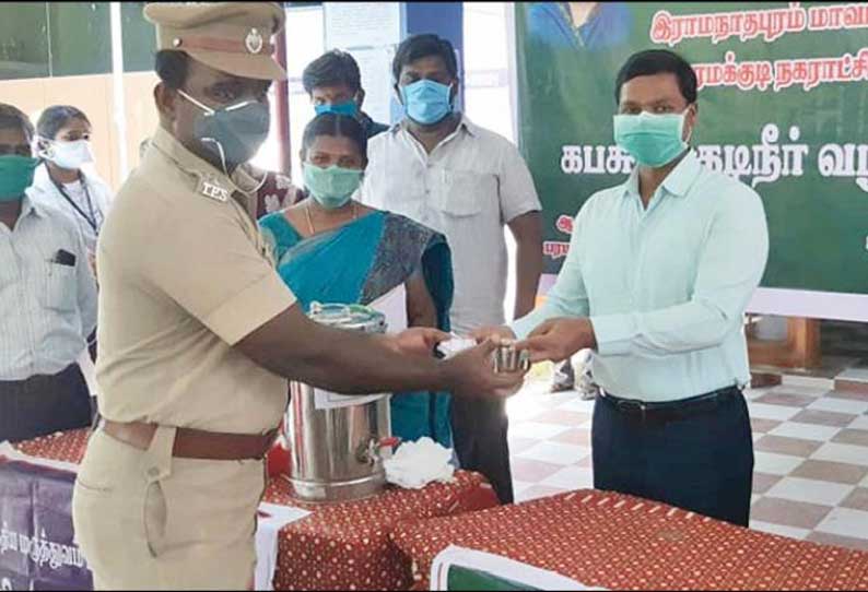 கொரோனா தடுப்பு பணியாளர்களுக்கு கபசுர குடிநீர் - கலெக்டர் வழங்கினார்