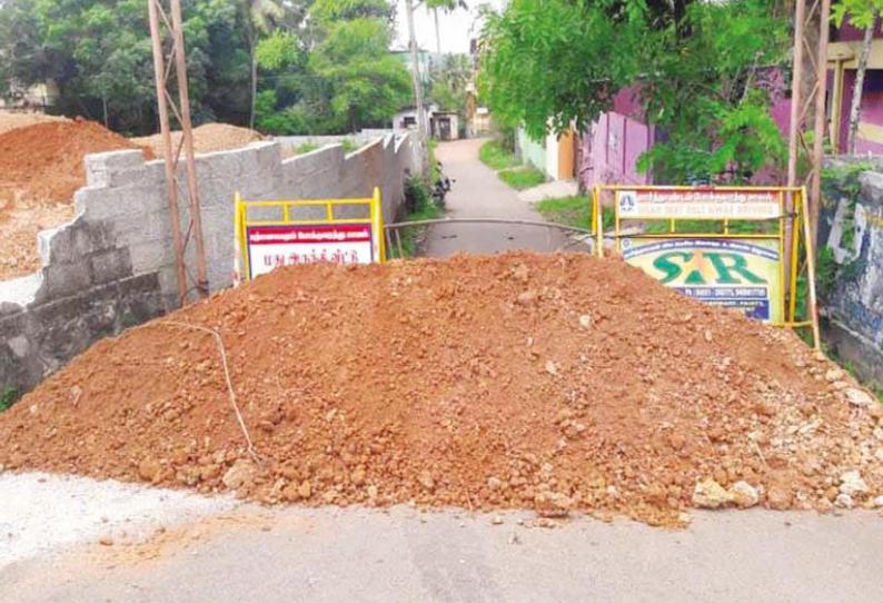 எல்லையில் மண்ணை குவித்து குமரி-கேரளாவை இணைக்கும் கிராமப்புற சாலைகள் அடைப்பு கொரோனா பரவலை தடுக்க தமிழக போலீசார் நடவடிக்கை