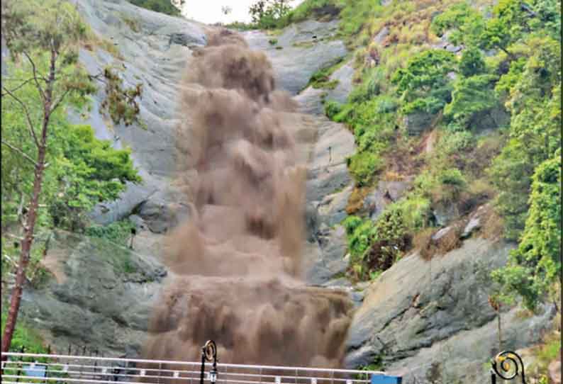 கொடைக்கானல் பகுதியில் பலத்த மழை; அருவிகளில் வெள்ளப்பெருக்கு