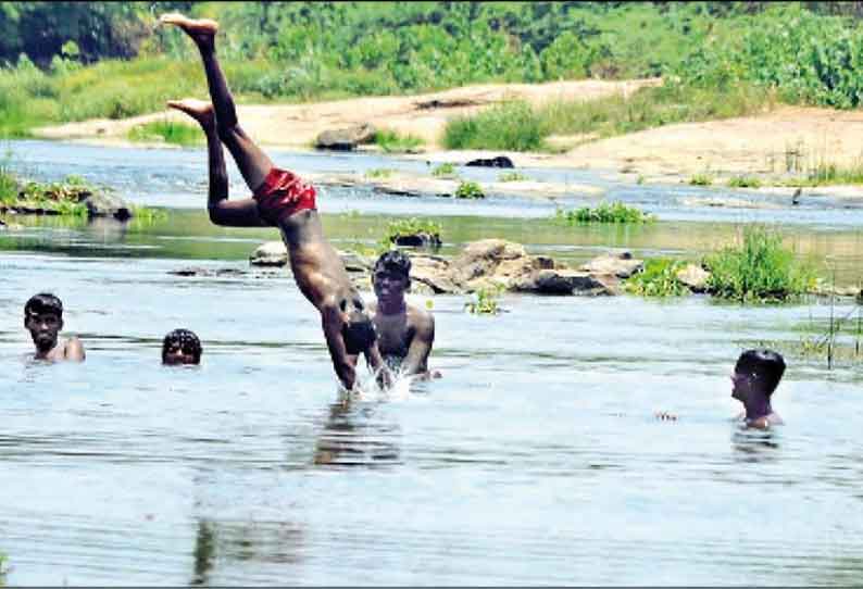 கோடை வெயிலுக்கு இதமாக ஊரடங்கு உத்தரவை மீறி ஆறுகளில் ஆனந்த குளியல்