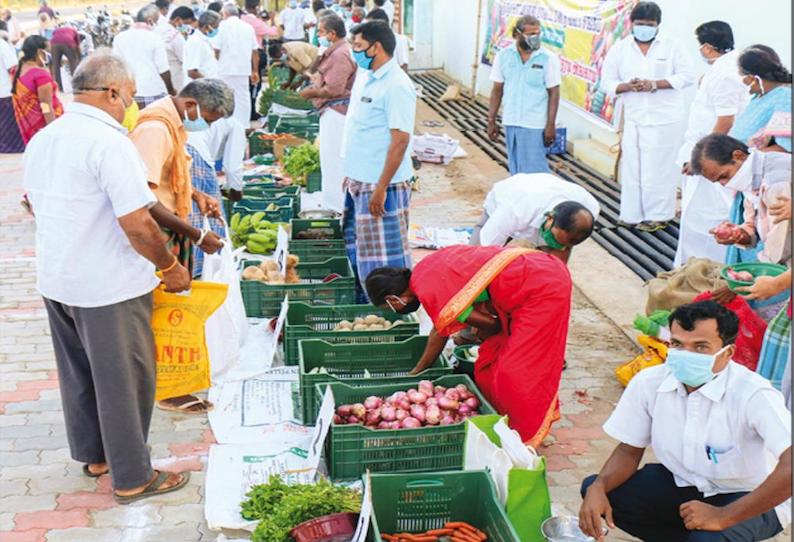 கள்ளிக்குடியில் மூடப்பட்ட வணிக வளாகம் முன்பு காய்கறிகளுடன் விவசாயிகள் சந்தை அமைத்ததால் பரபரப்பு